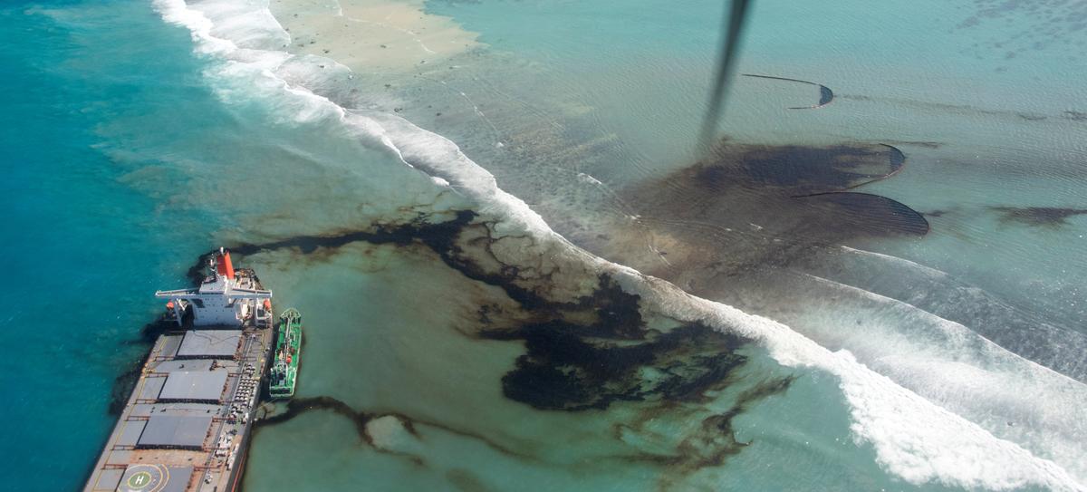 India envía equipo a Mauricio para abordar derrame de petróleo