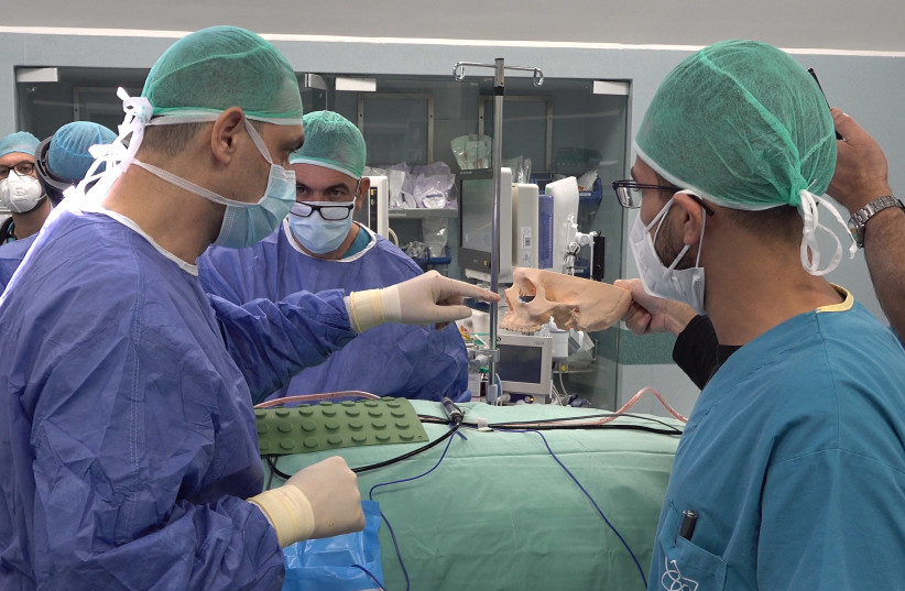 Los cirujanos utilizan HoloLens y la impresión 3D de metal para implantar la cavidad ocular