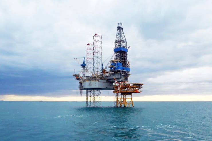 ACUERDO: YPF, SHELL Y EQUINOR BUSCARÁN JUNTAS PETRÓLEO EN EL MAR