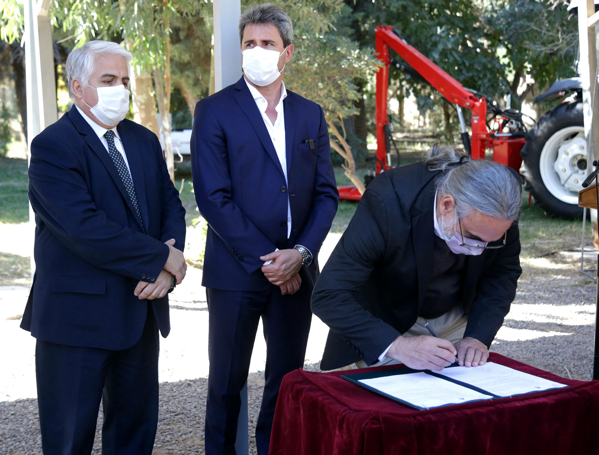 Basterra y el gobernador Sergio Uñac entregaron más de 150 millones de pesos para potenciar la producción en San Juan