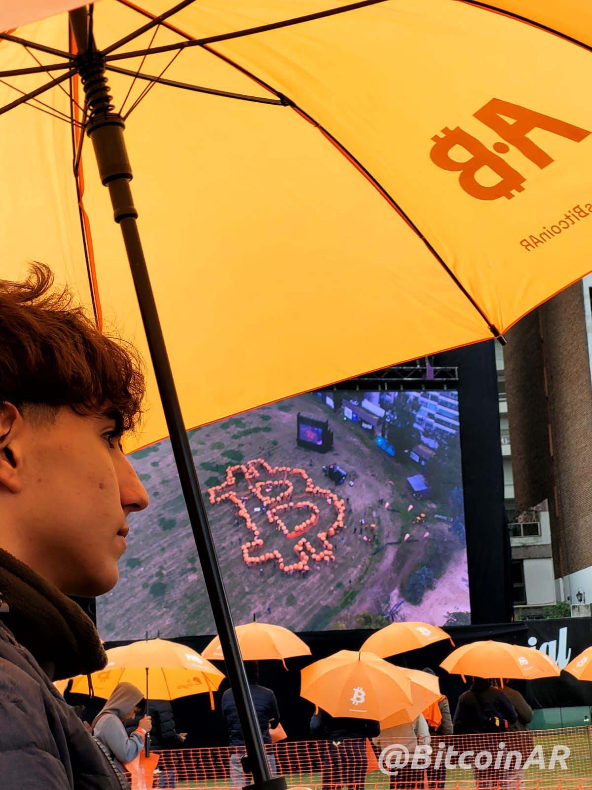 Una ₿ de Bitcoin de 40 mts de alto y más de 500 paraguas naranjas logran un hito histórico